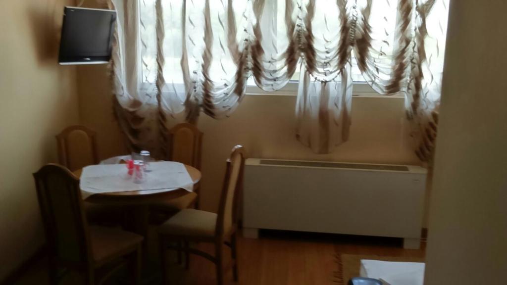 TV a/nebo společenská místnost v ubytování Motel Kneginja