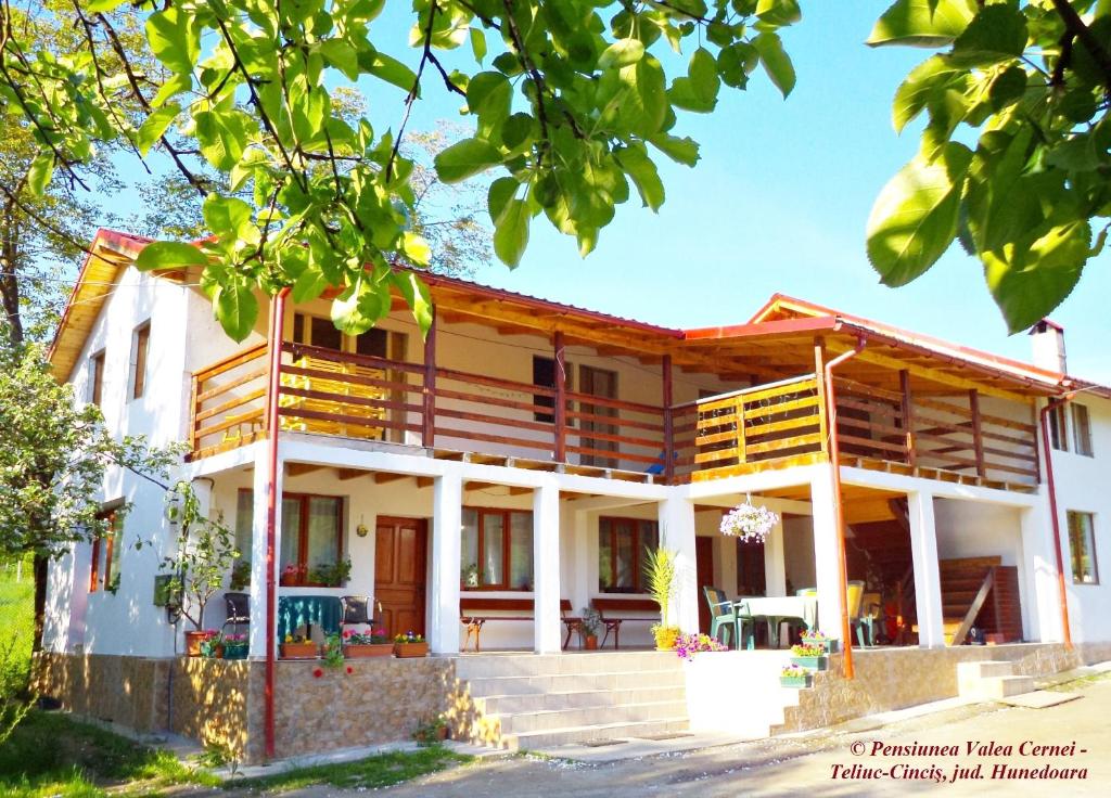 Casa con escaleras y balcones de madera en Pensiunea Valea Cernei, en Teliucu Inferior