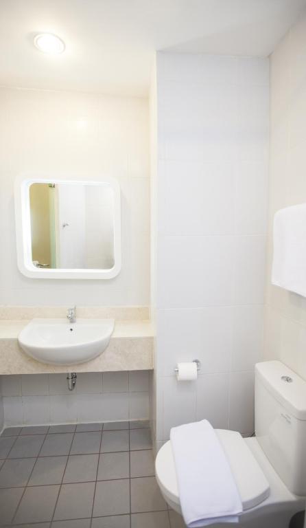 Koupelna v ubytování Zest Yogyakarta by Swiss-Belhotel International