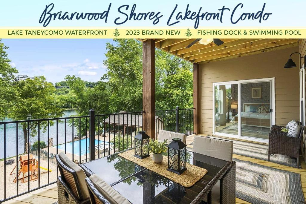 un porche cubierto con mesa y sillas en Briarwood Shores, en Branson