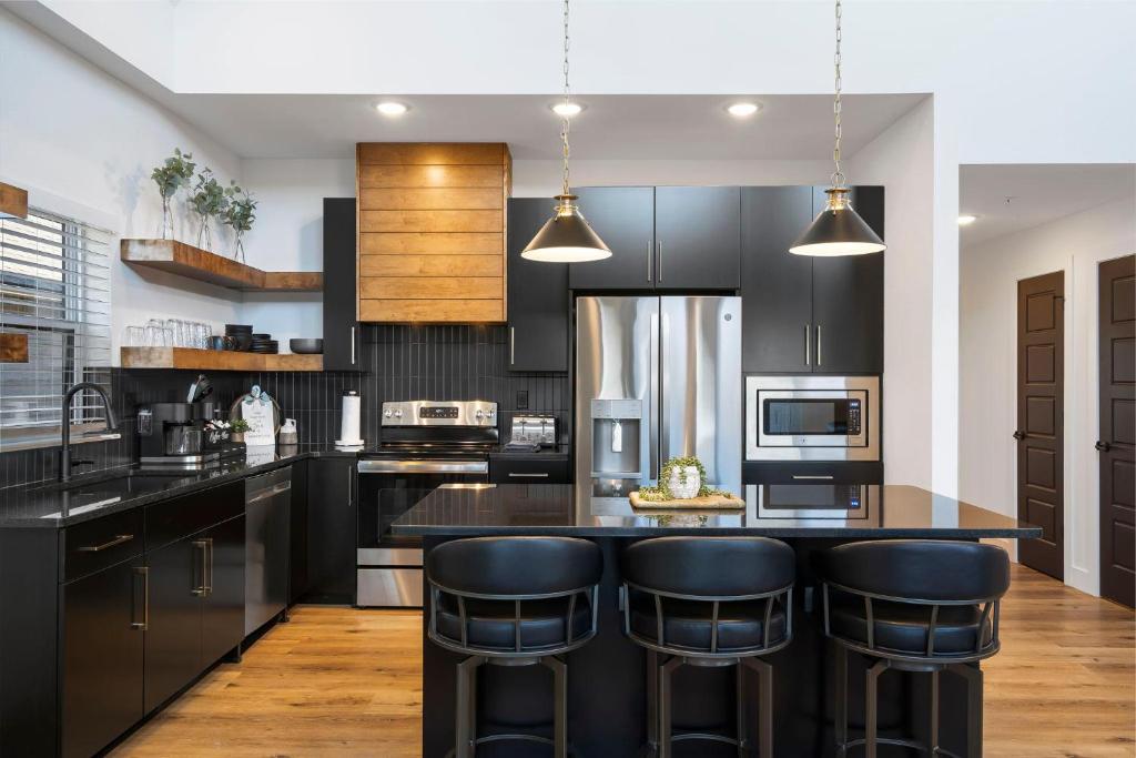 une cuisine avec des armoires noires et des comptoirs noirs dans l'établissement Moonlight View at Table Rock Lake, à Hollister