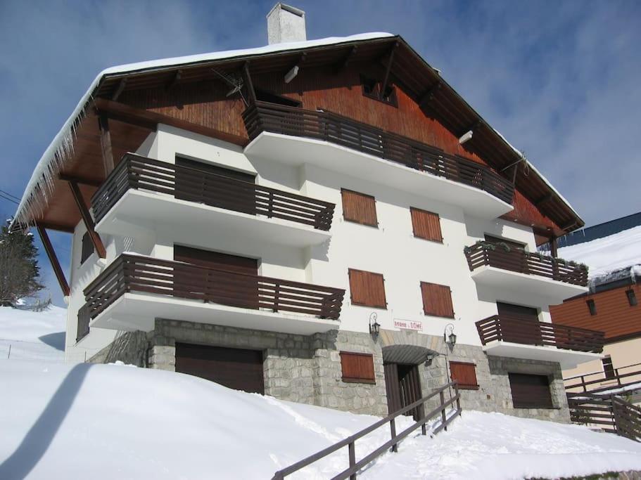 un bâtiment avec de la neige devant lui dans l'établissement Appt La Mongie pied des pistes avec vues montagne, à Bagnères-de-Bigorre