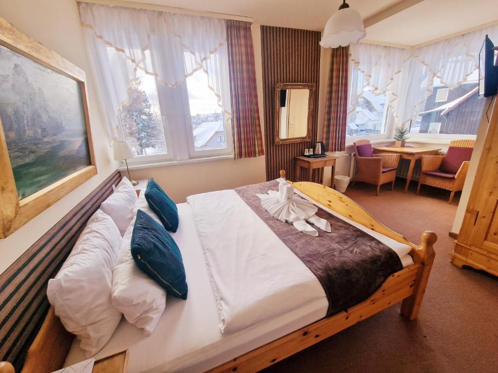 - une chambre avec un lit et une planche de surf dans l'établissement Hotel Elisabeth Ilse, à Braunlage