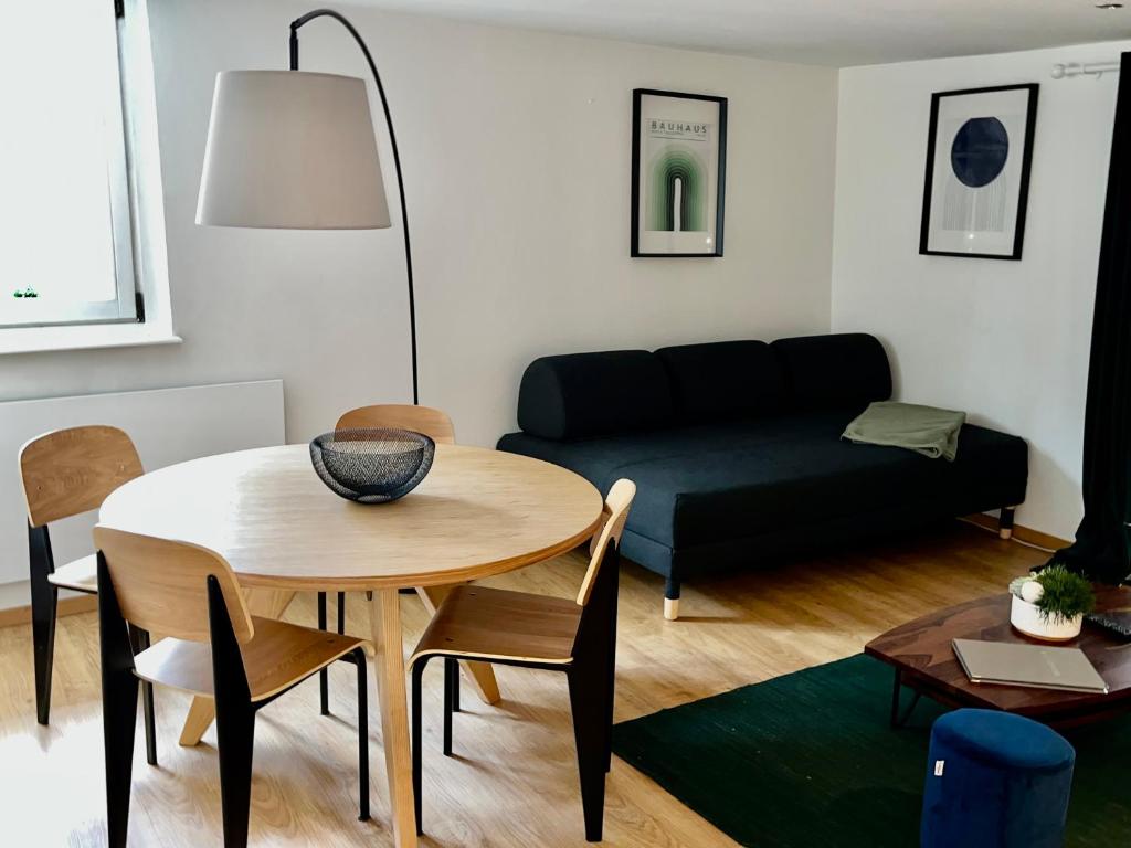 un salon avec une table et un canapé dans l'établissement Le grand rue, à Strasbourg