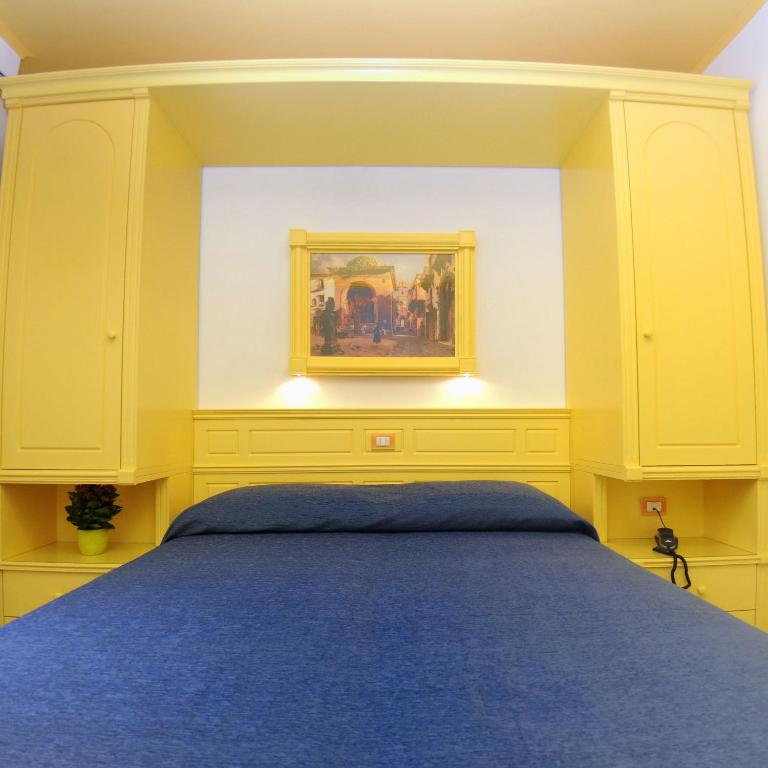 Postel nebo postele na pokoji v ubytování Hotel Astoria Sorrento
