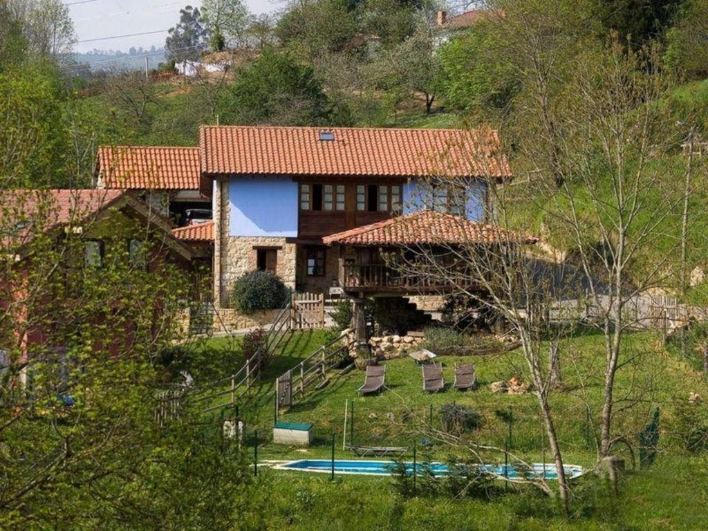 an aerial view of a house with a pool at Ferienhaus für 4 Personen ca 110 qm in Pruneda, Asturien Binnenland von Asturien in Pruneda