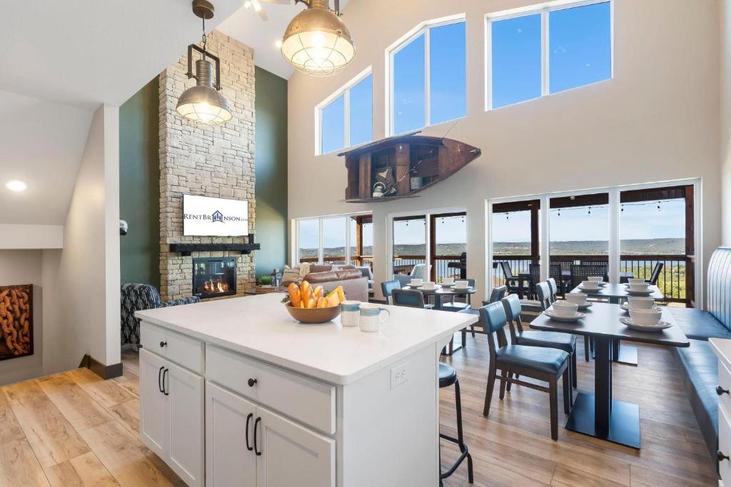 Bridge View Boat House at Table Rock Lake, Kimberling City (updated