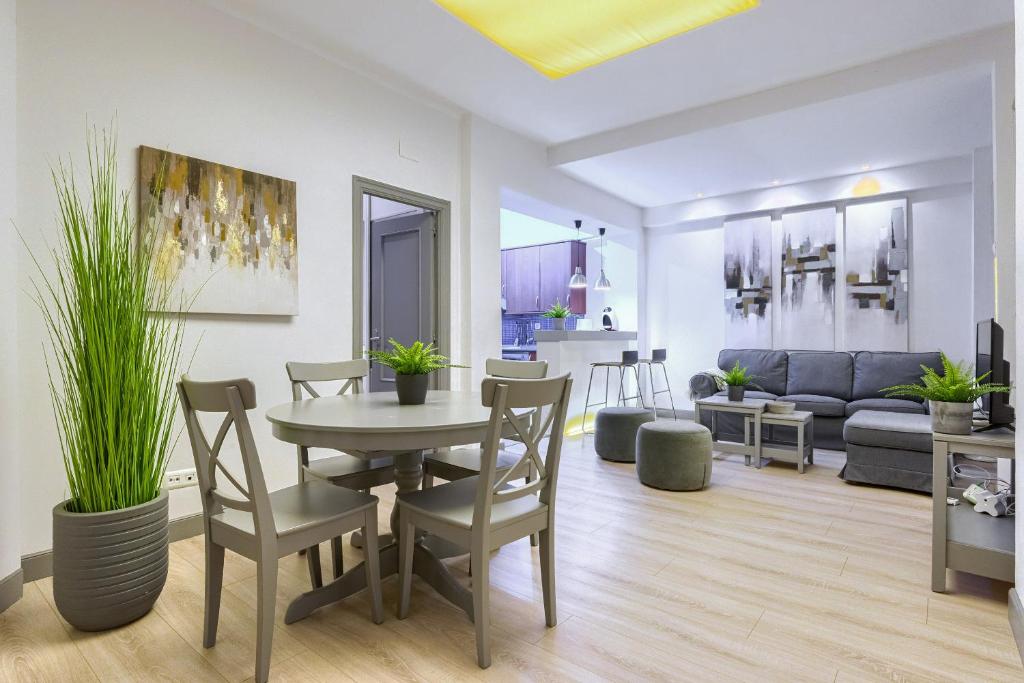 a living room with a table and chairs and a couch at Tristán Vivienda turística de Diseño con AC in Bilbao
