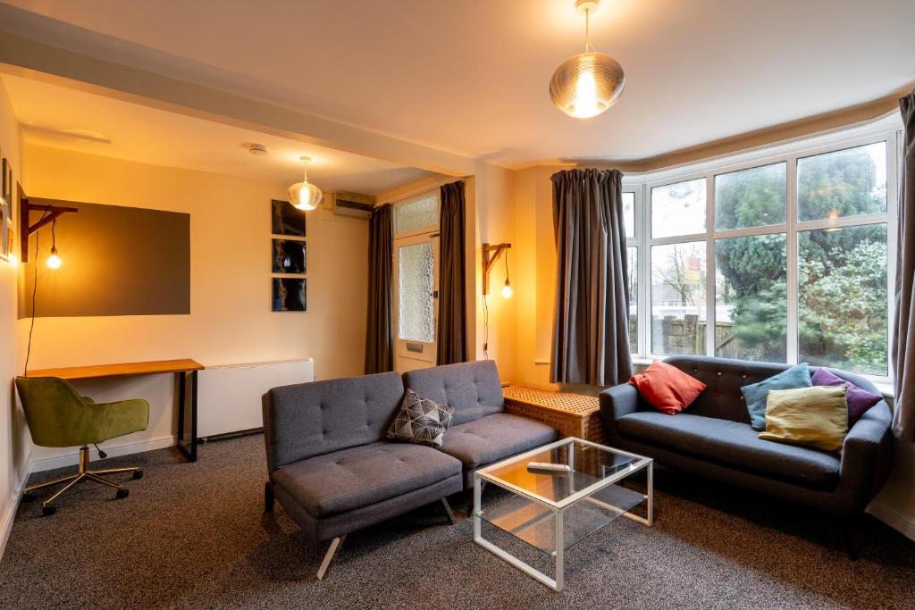 a living room with a couch and a table at Aryas Apartments Oxford - Headington in Oxford