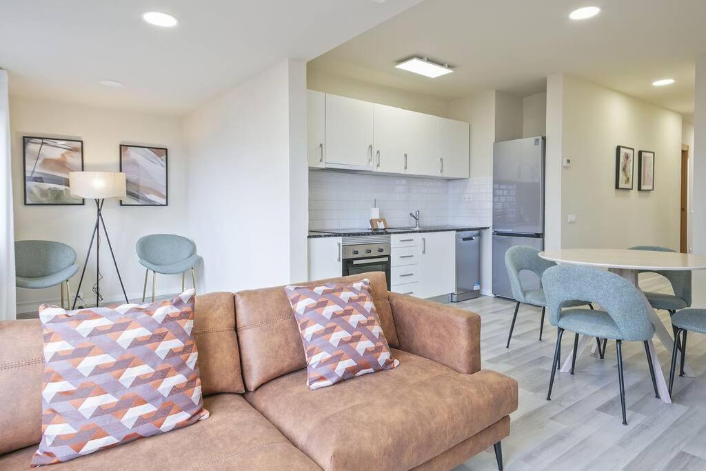 a living room with a couch and a kitchen at Alcam Baro SA in Barcelona