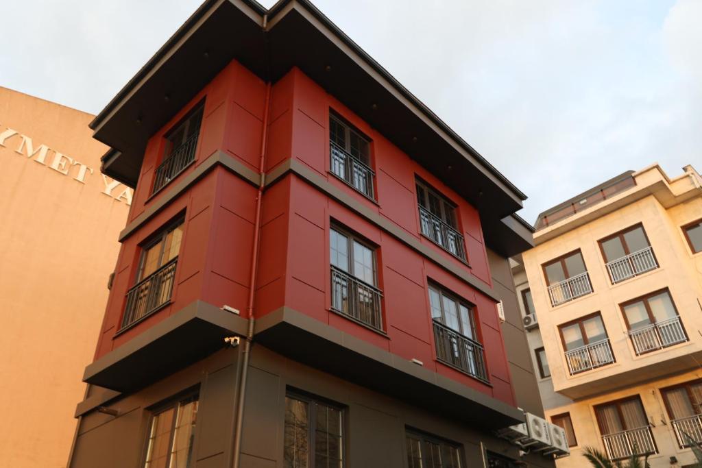 Un edificio rojo con ventanas a los lados. en ARC HOUSE, en Estambul