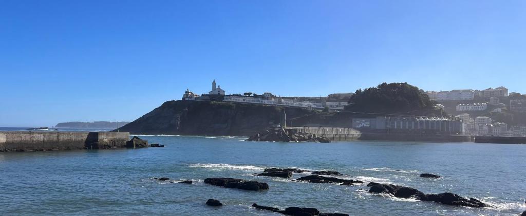 un cuerpo de agua con rocas en el agua en CAMBARAL 1E, en Luarca