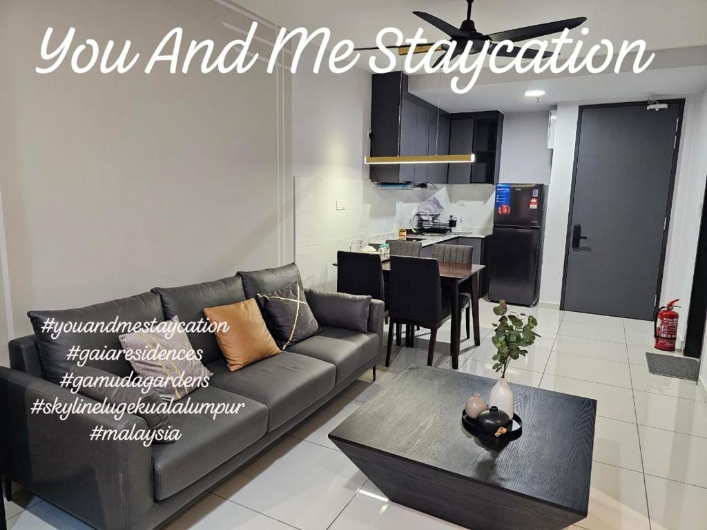 ein Wohnzimmer mit einem Sofa und einem Tisch in der Unterkunft You And Me Staycation in Rawang