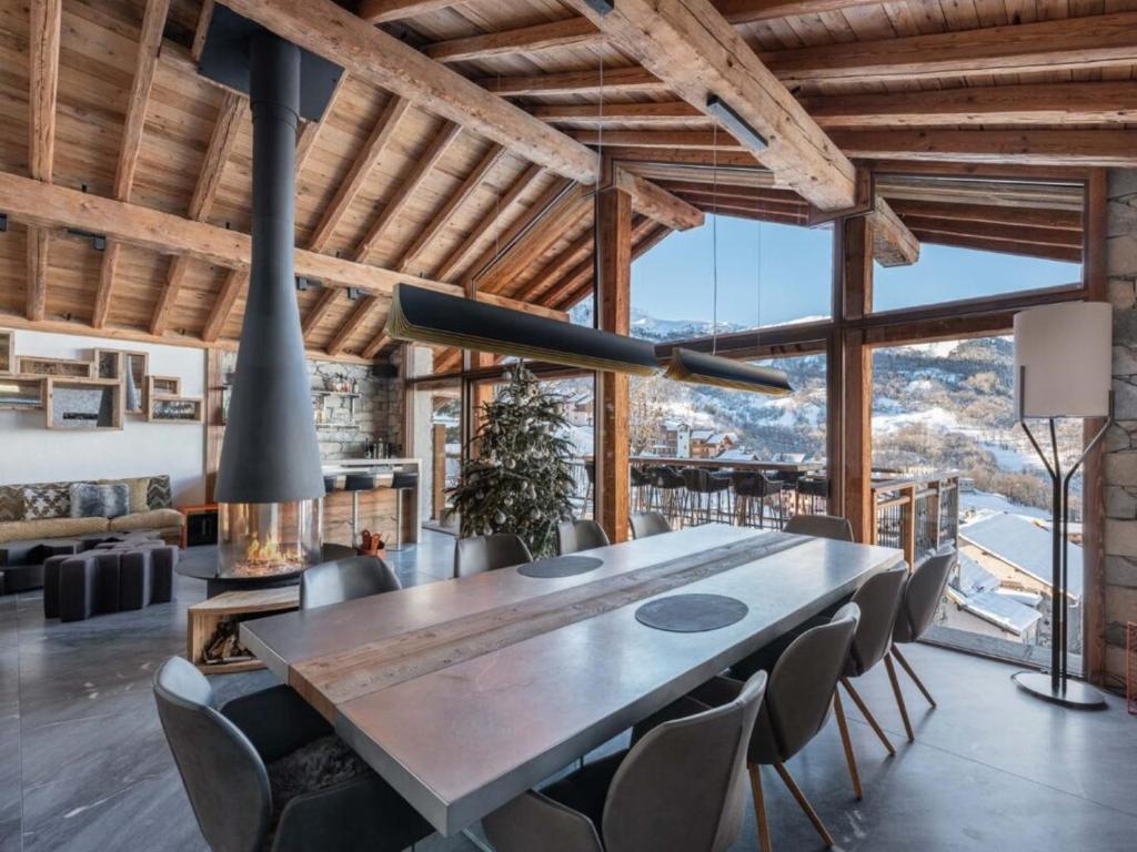 jadalnia z dużym stołem i krzesłami w obiekcie Chalet de prestige avec jacuzzi, sauna et cinéma - FR-1-570-42 w mieście Saint-Martin-de-Belleville