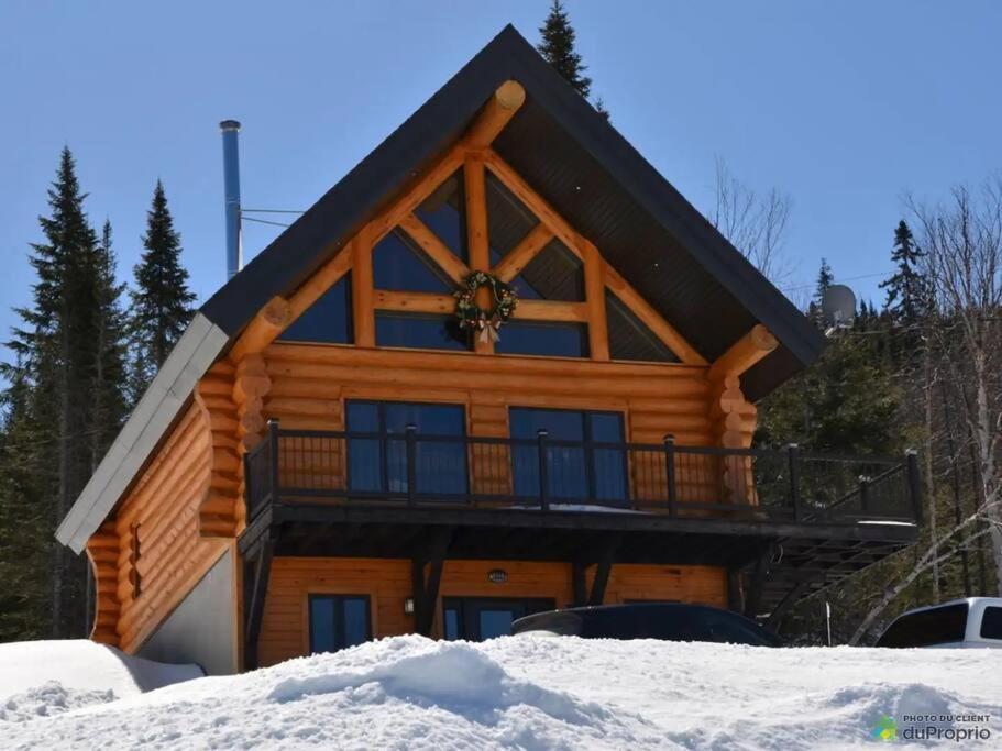 a log cabin in the snow at Nouveau - 3CH : Ski-in / Ski-out & foyer in Saint-Apollinaire