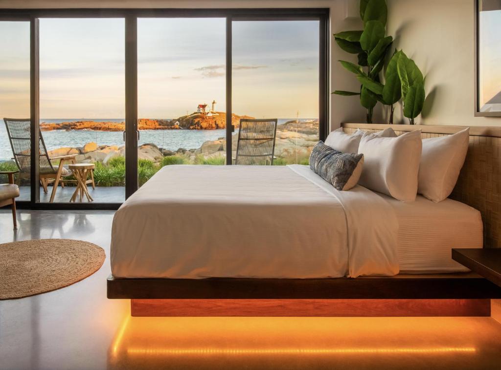 约克ViewPoint Hotel的一间带床的卧室，可欣赏海景