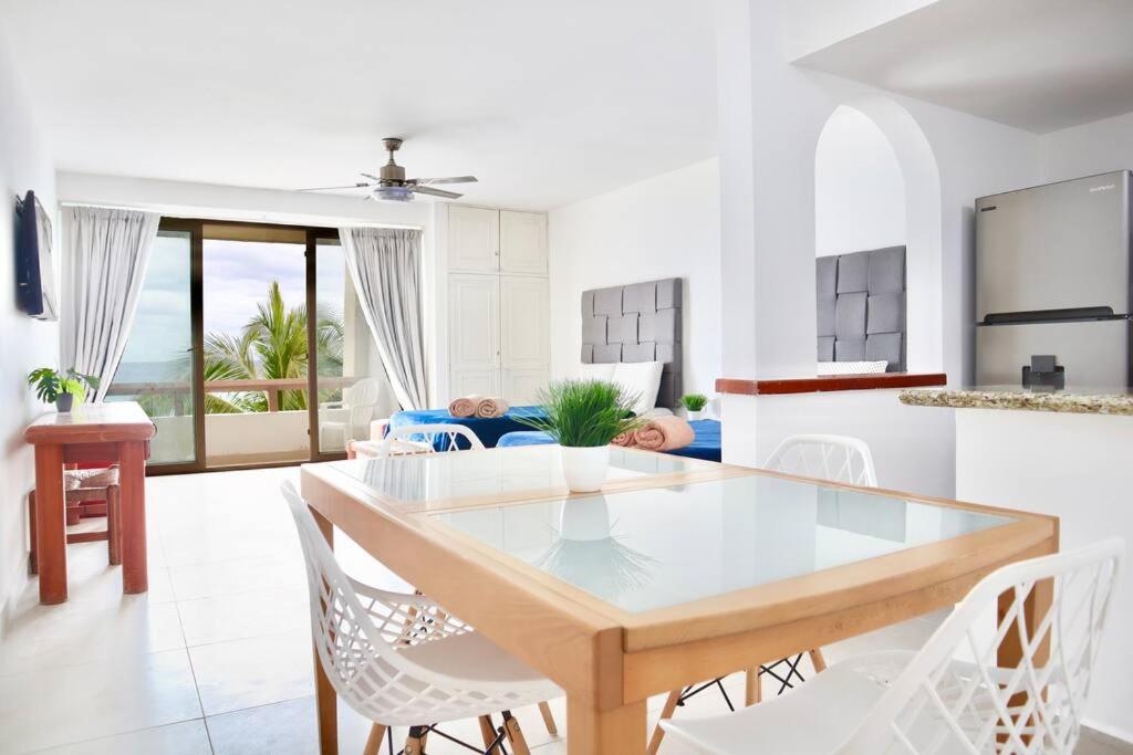 comedor y sala de estar con mesa y sillas en Preciosas vista al mar, a 10 min. del aeropuerto -Sol2401- en Cancún