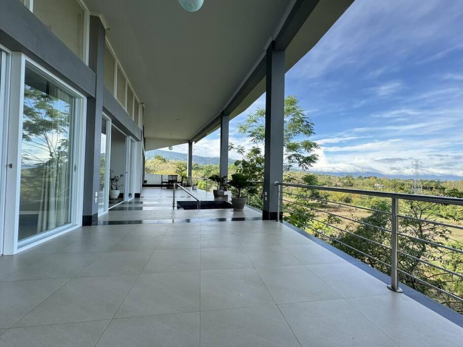 un balcone vuoto di una casa con ampie finestre di Villa Infinity a Lovina