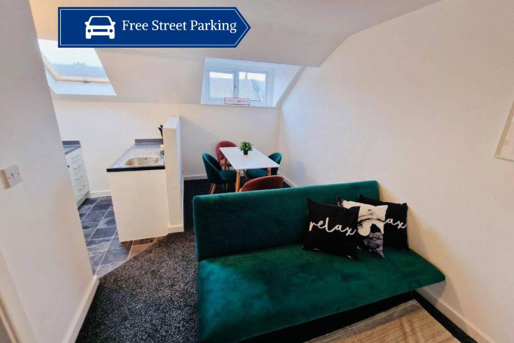 - un salon avec un canapé vert et une table dans l'établissement 1Bed Downtown Apt near Anfield Stadium, à Liverpool