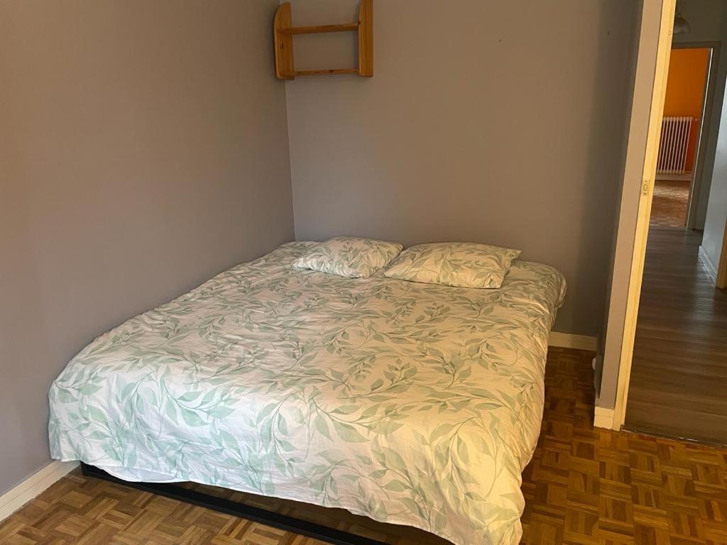 uma cama num pequeno quarto com uma cama sidx sidx em Appartement chic em Villejuif