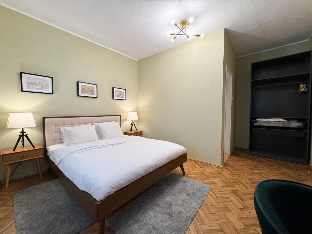 Un pat sau paturi într-o cameră la Kesletz House