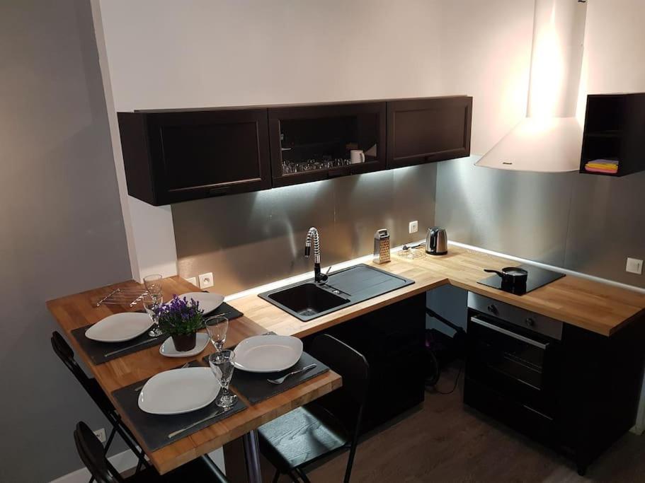 a kitchen with a counter with a sink and a counter sidx sidx sidx at (Nouvelles literie)ménage gratuit in Bayonne