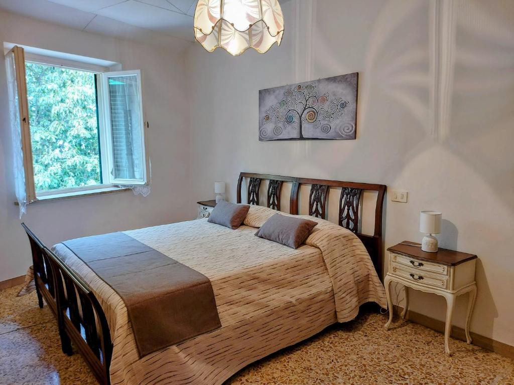 - une chambre avec un grand lit et une fenêtre dans l'établissement La Casa sulle Mura - Montecarlo - A 15 km da Lucca, à Montecarlo