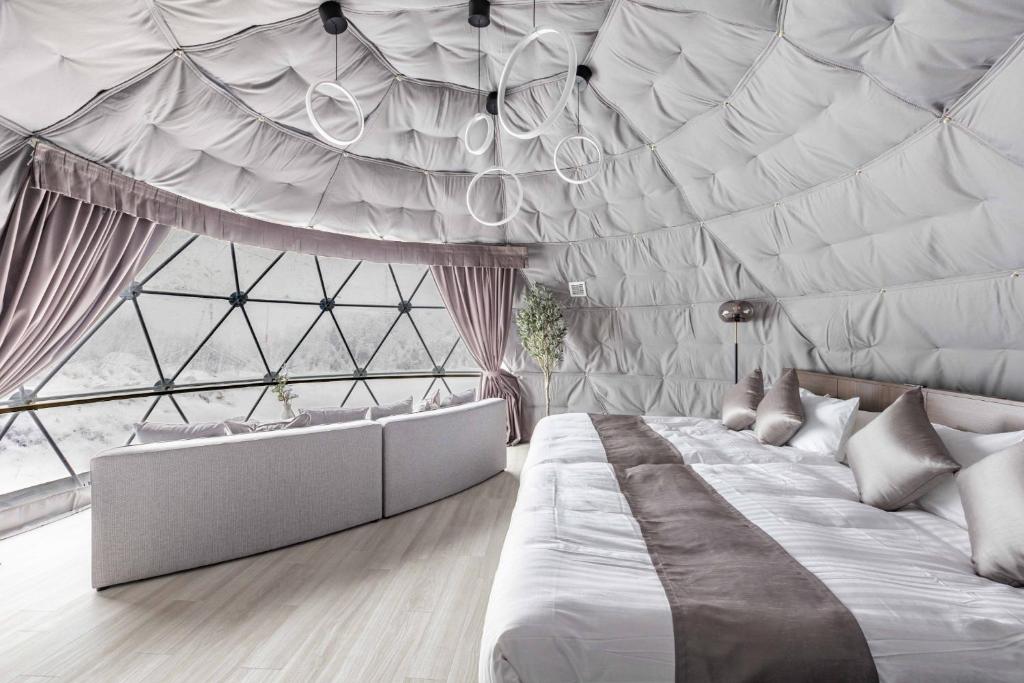 een slaapkamer met een groot wit bed en een plafond bij L&R RUSUTSU - Vacation STAY 67508v in Kimobetsu