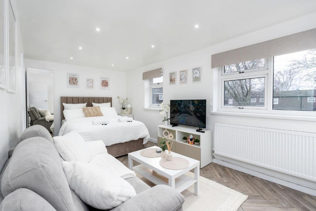 uma sala de estar com um sofá e uma cama em Modern 1 Bed Studio Flat Leeds em Headingley