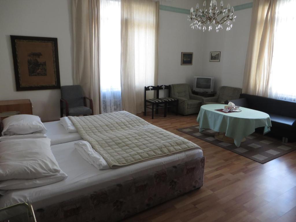 Postel nebo postele na pokoji v ubytování Hotel Stadtpark