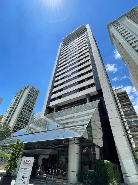 um edifício alto com um sinal em frente em Flat no hotel Q. Paulista nos Jardins, com sacada! em São Paulo
