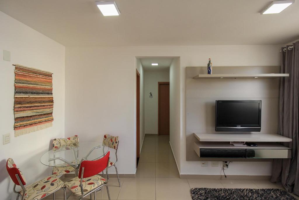 TV a/nebo společenská místnost v ubytování Ap Cloe com piscina próximo ao Aeroporto