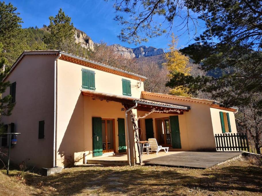 ein kleines Haus mit einer Veranda und einer Terrasse in der Unterkunft maison le Rossignol in Châtillon-en-Diois