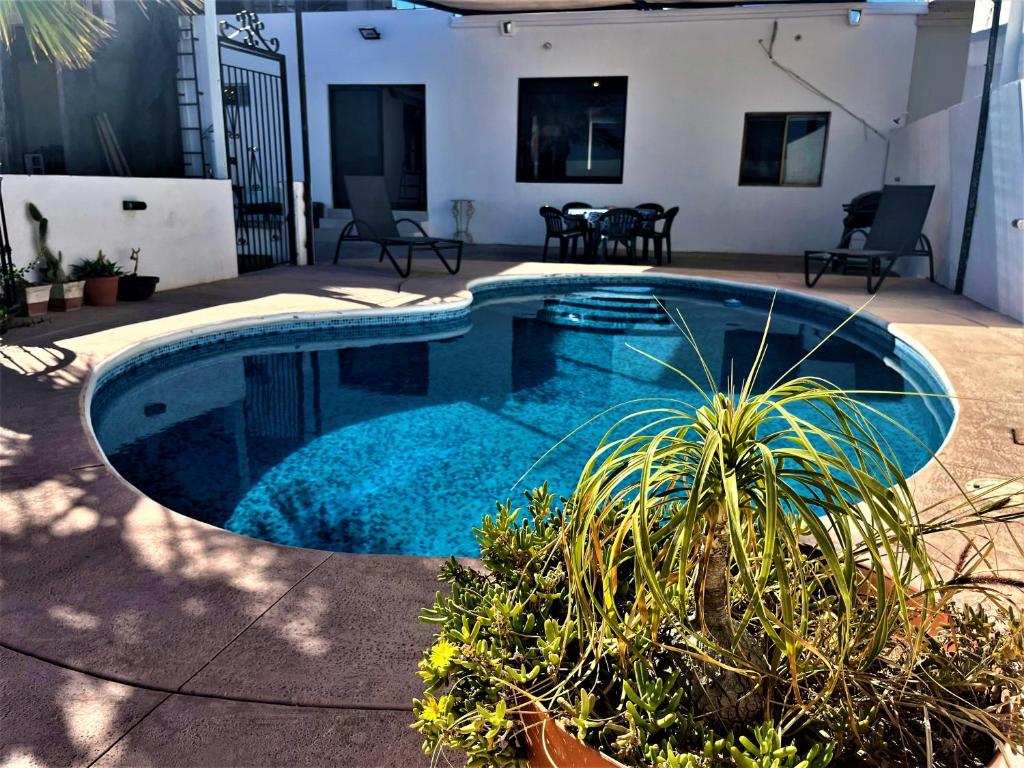 een zwembad in het midden van een tuin bij Casa Loma Bella 1 con Alberca Privada Vista Increible in San Carlos