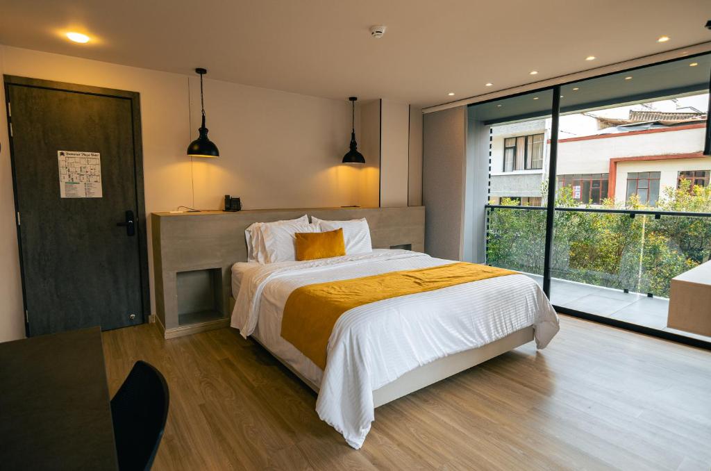 Postel nebo postele na pokoji v ubytování Balmoral Plaza Hotel