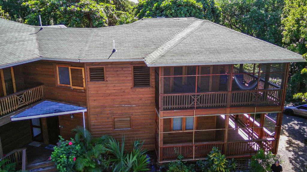 una gran casa de madera con techo de gambrel en Cocolobo Resort, en West End