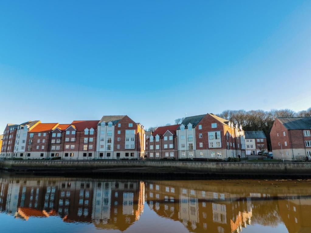 Whitby Waves – Photos 1