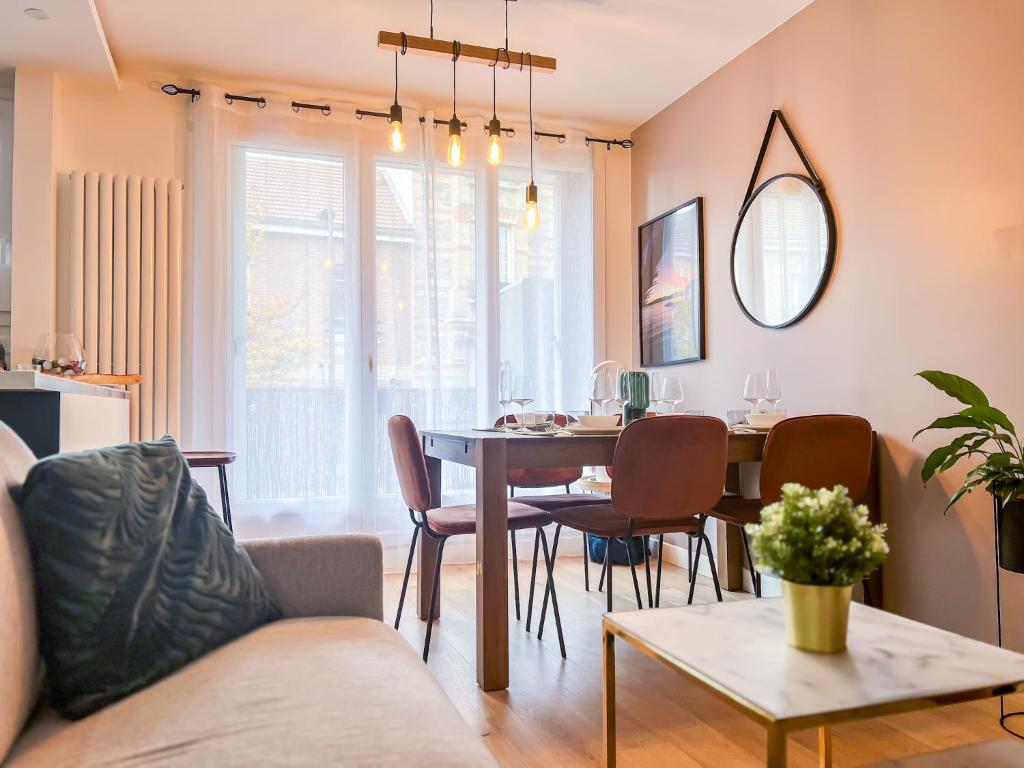 un salon avec une table et des chaises et une salle à manger dans l'établissement Le cocon 56, à Vincennes