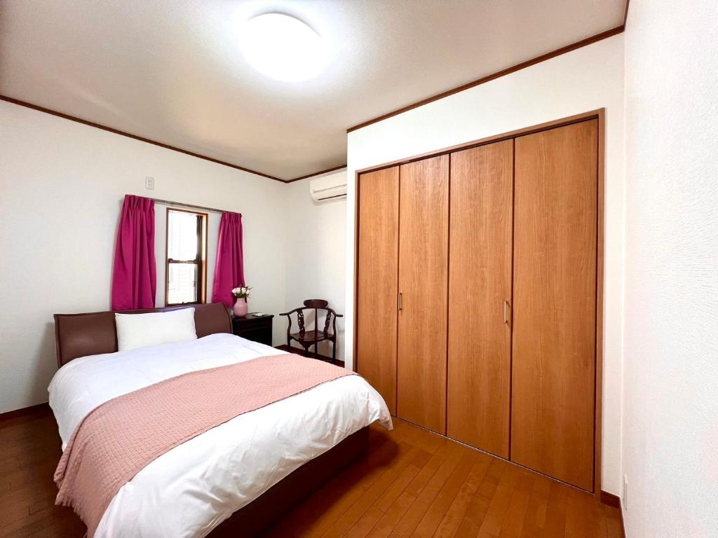 Postel nebo postele na pokoji v ubytování Kenki Kawaguchi House