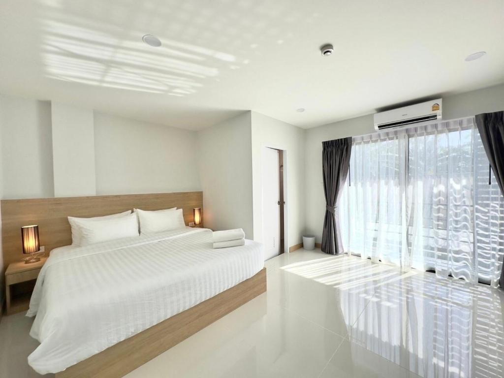 Postel nebo postele na pokoji v ubytování New hotel in Aonang krabi