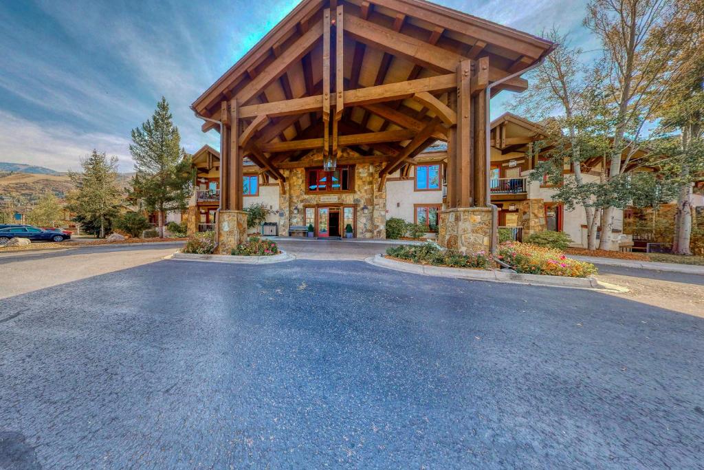 EagleRidge Lodge and Townhomes - Studio Apartment