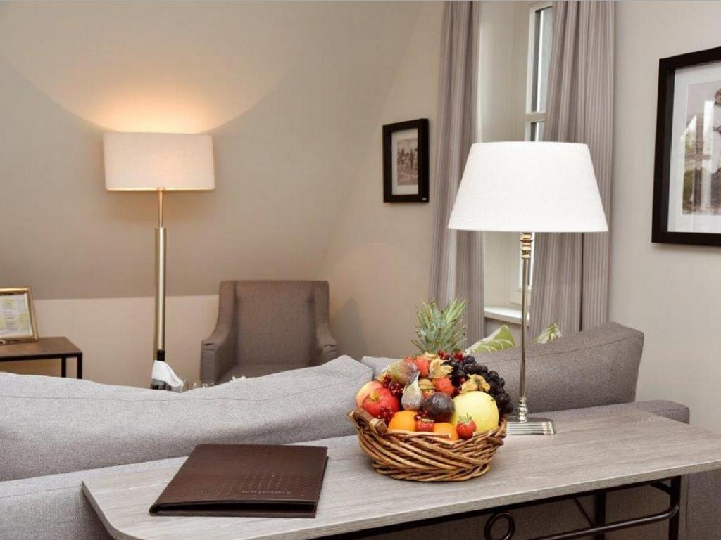 a basket of fruit on a table in a hotel room at Apartmentanlage Seezeichen in Ahrenshoop