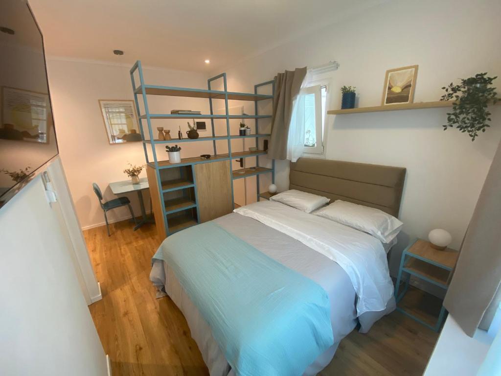 a bedroom with a large bed and a ladder at CASA MARU - La Celeste in Vicente López