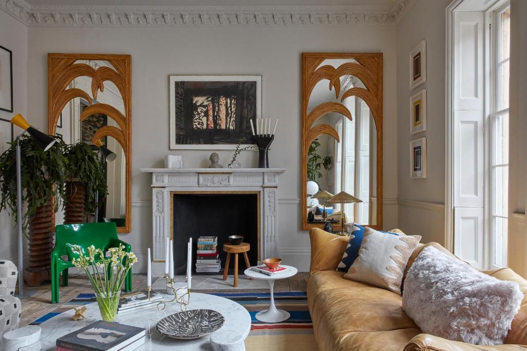 sala de estar con sofá y chimenea en Suites @ The Townhouse by designer Tobias Vernon en Bath