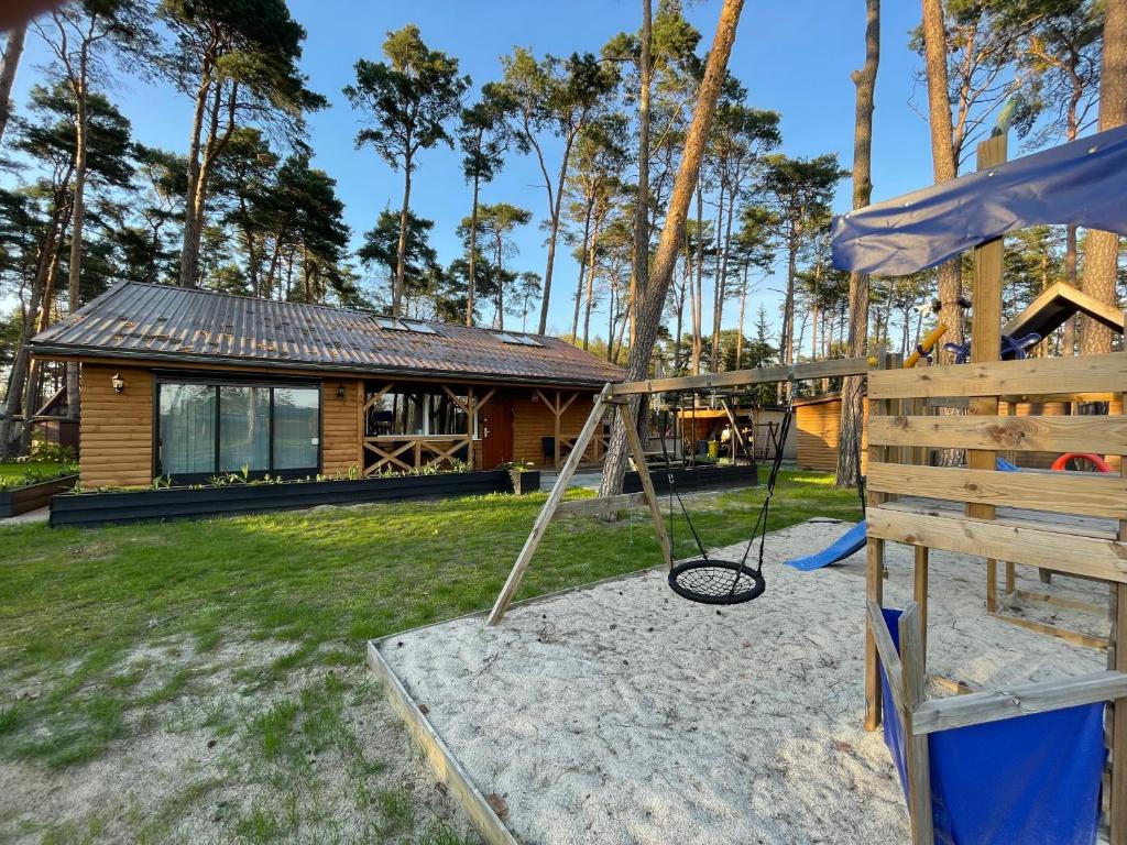 een speeltuin voor een blokhut bij Domek Dębowy 1 in Lubniewice