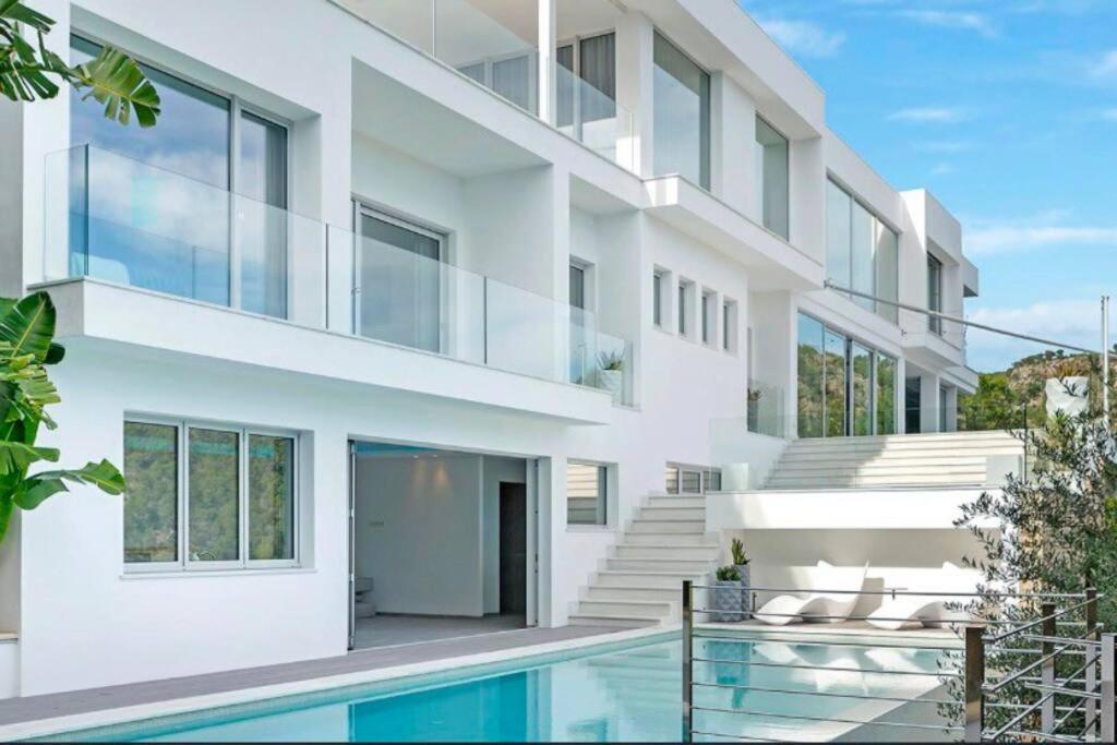 une image d'une maison avec une piscine dans l'établissement Costa d'en Blanes villa SeA ViEw, à Costa d'en Blanes