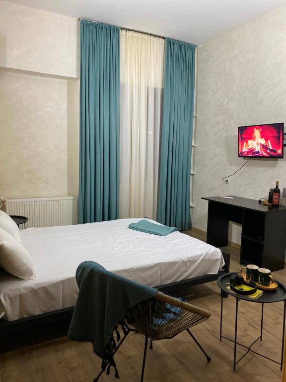 Postel nebo postele na pokoji v ubytování Racha Rooms