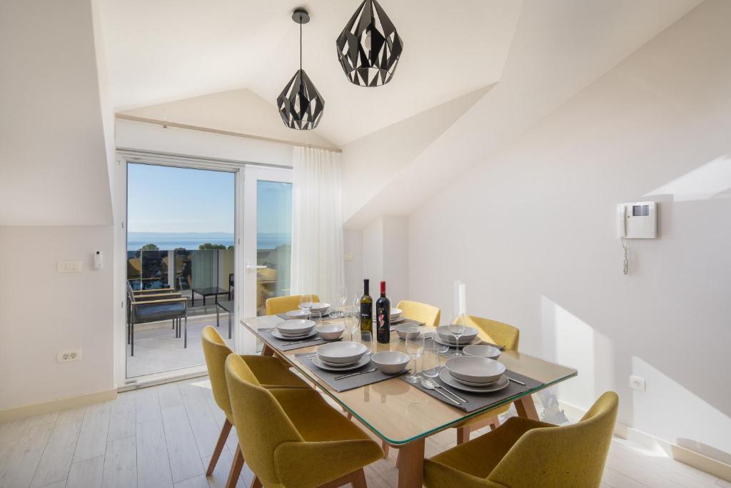 comedor con mesa y sillas amarillas en Potter - Penthouse with sea view & 2 parking places, en Promajna