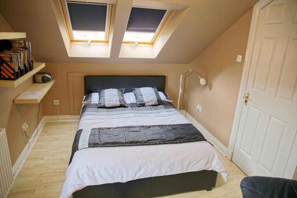A bed or beds in a room at 3Mac Dunfermline Self-Catering Apartment 