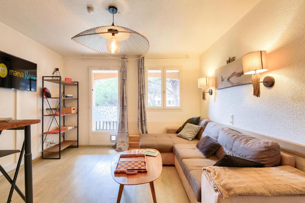 ein Wohnzimmer mit Sofa und Tisch in der Unterkunft Résidence Saint-Raphaël Valescure - maeva Home - Appartement avec vue sur le golf 2 pièces 4 personnes - Prestige - super Home MAE-6264 in Valescure